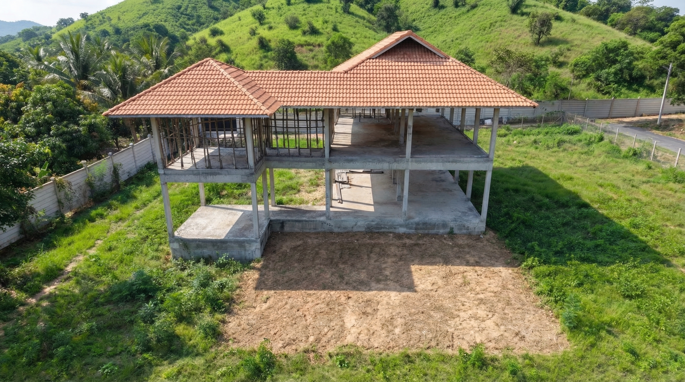 Villa Avalon im Rohbau vor der Bergkulisse des Nationalparks