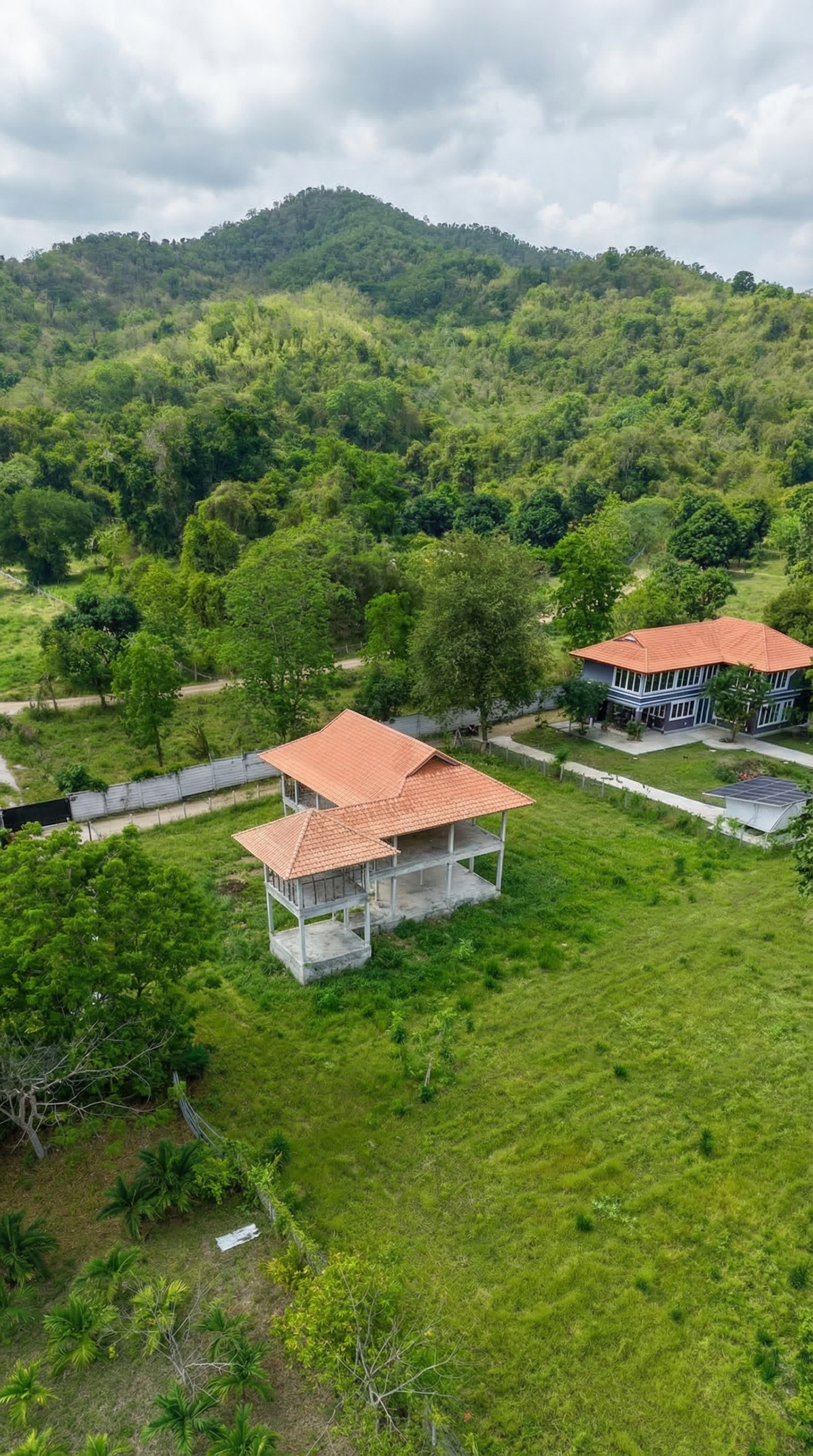 Rohbau der Villa Avalon unter Dach